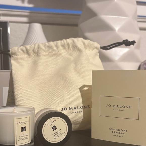 👑 Jo Malone Luxurious Travel Pouch with Candle, Body Cream, and Fragrance👑 - Picture 8 of 8